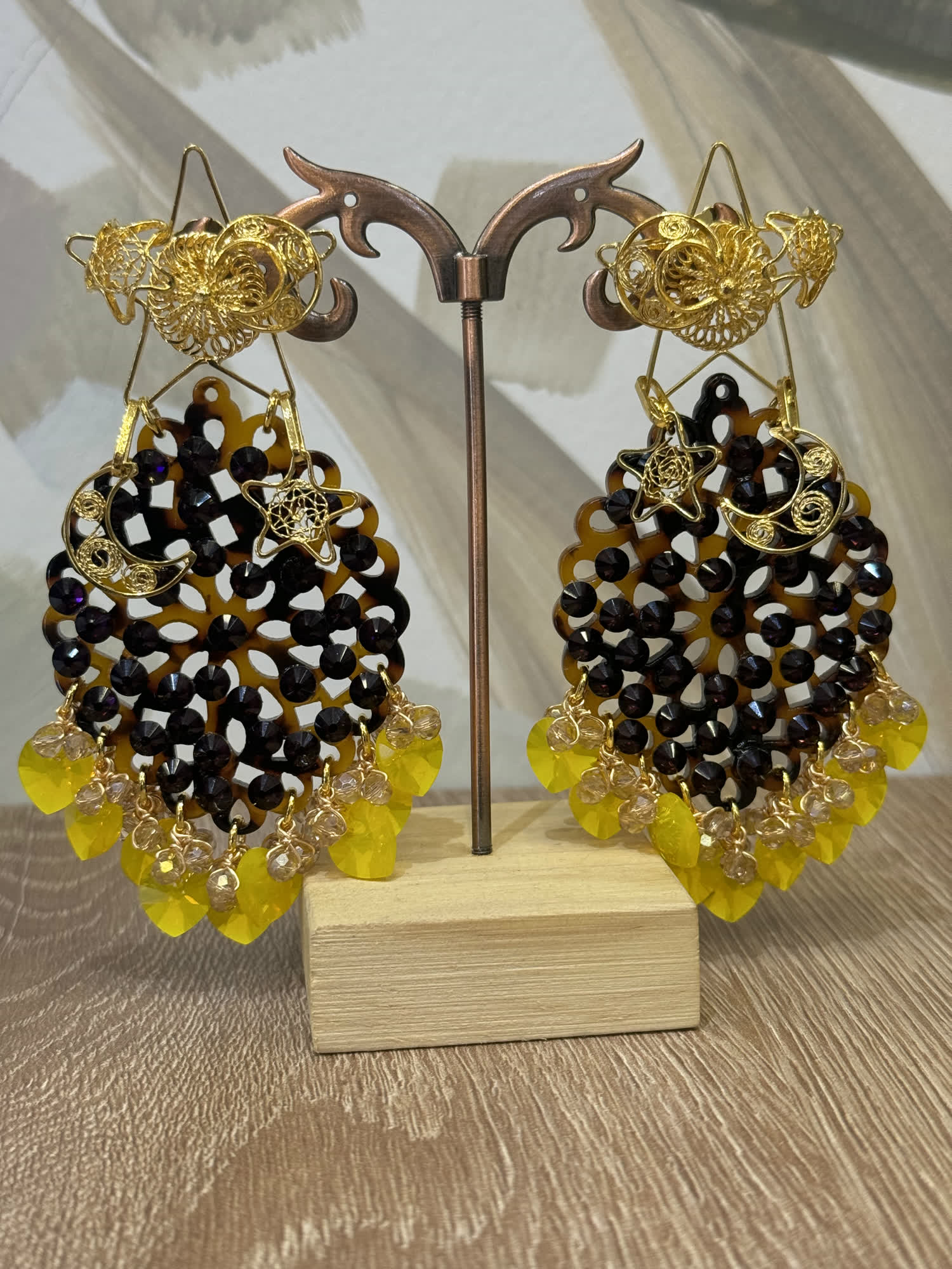 Aretes negros y amarillos con cristales facetados y filigrana dorada
