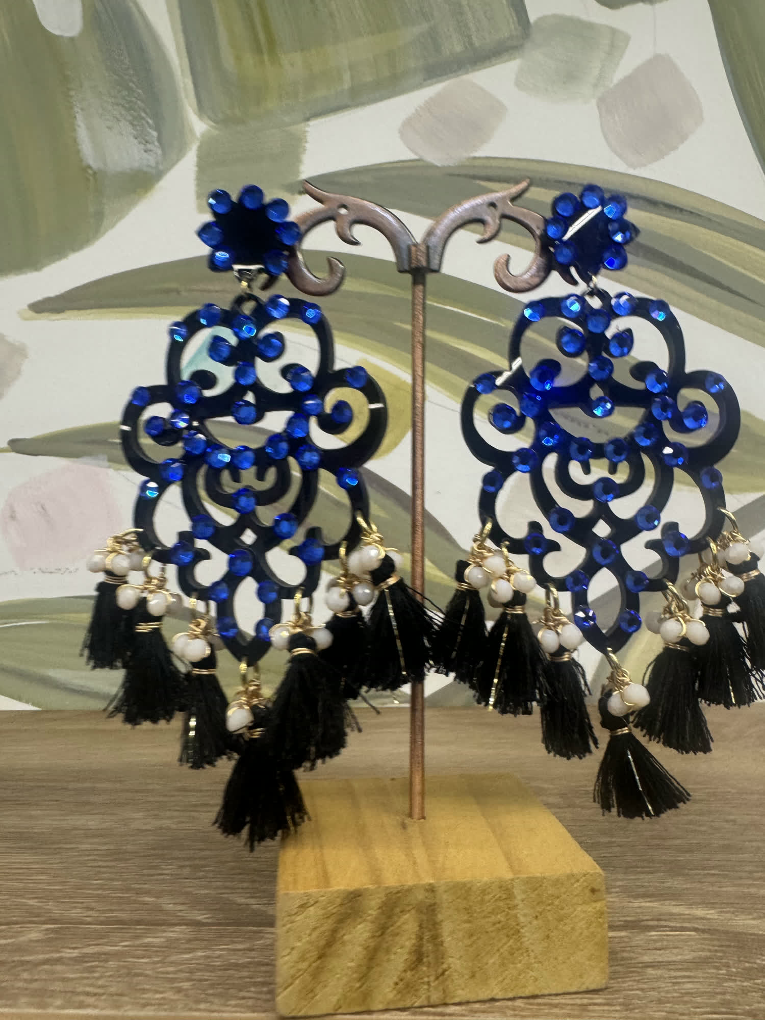 Aretes azules calados con cristales y borlas negras con perlas