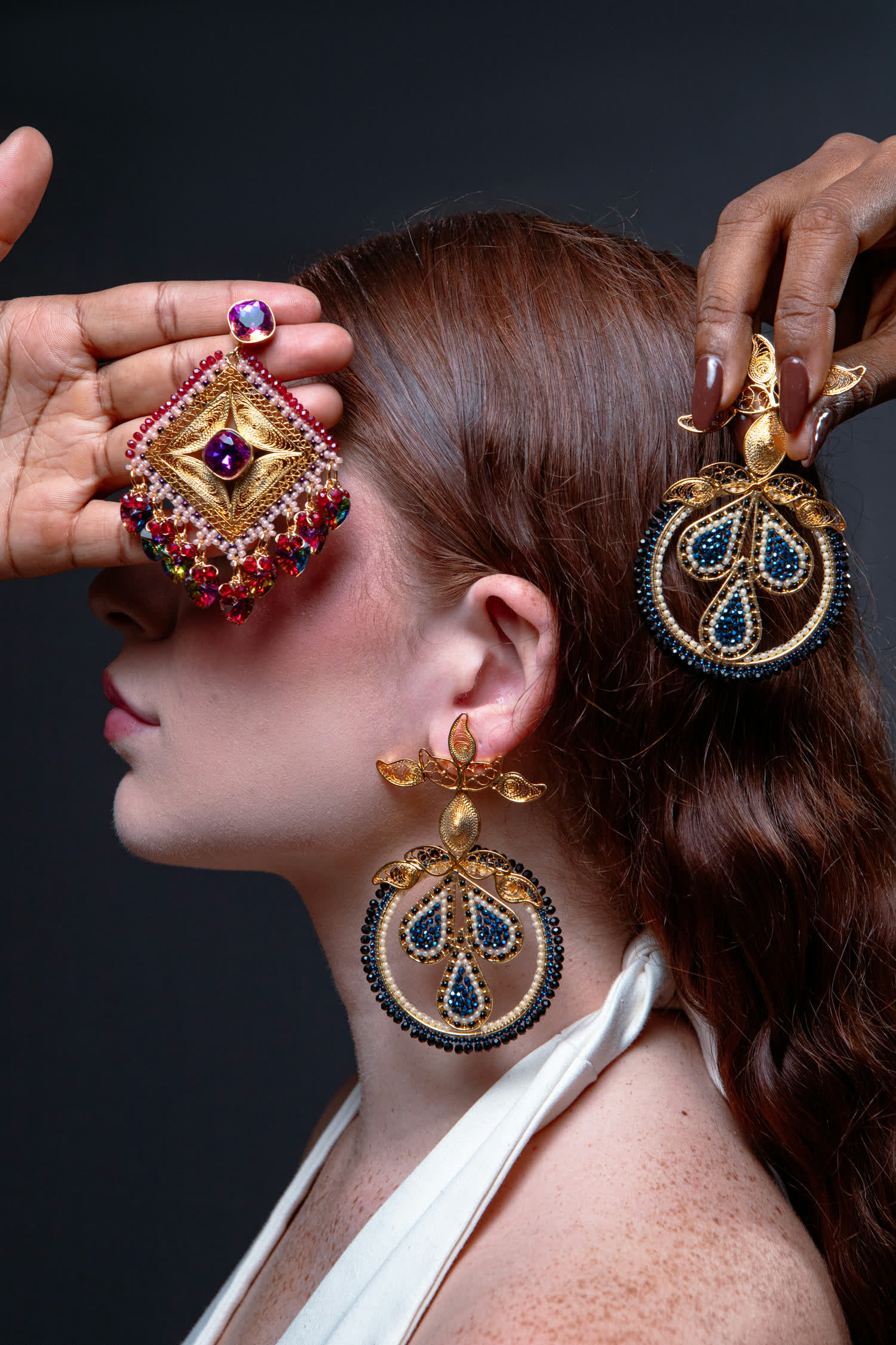 Aretes de filigrana dorada con piedras azules montadas en aro