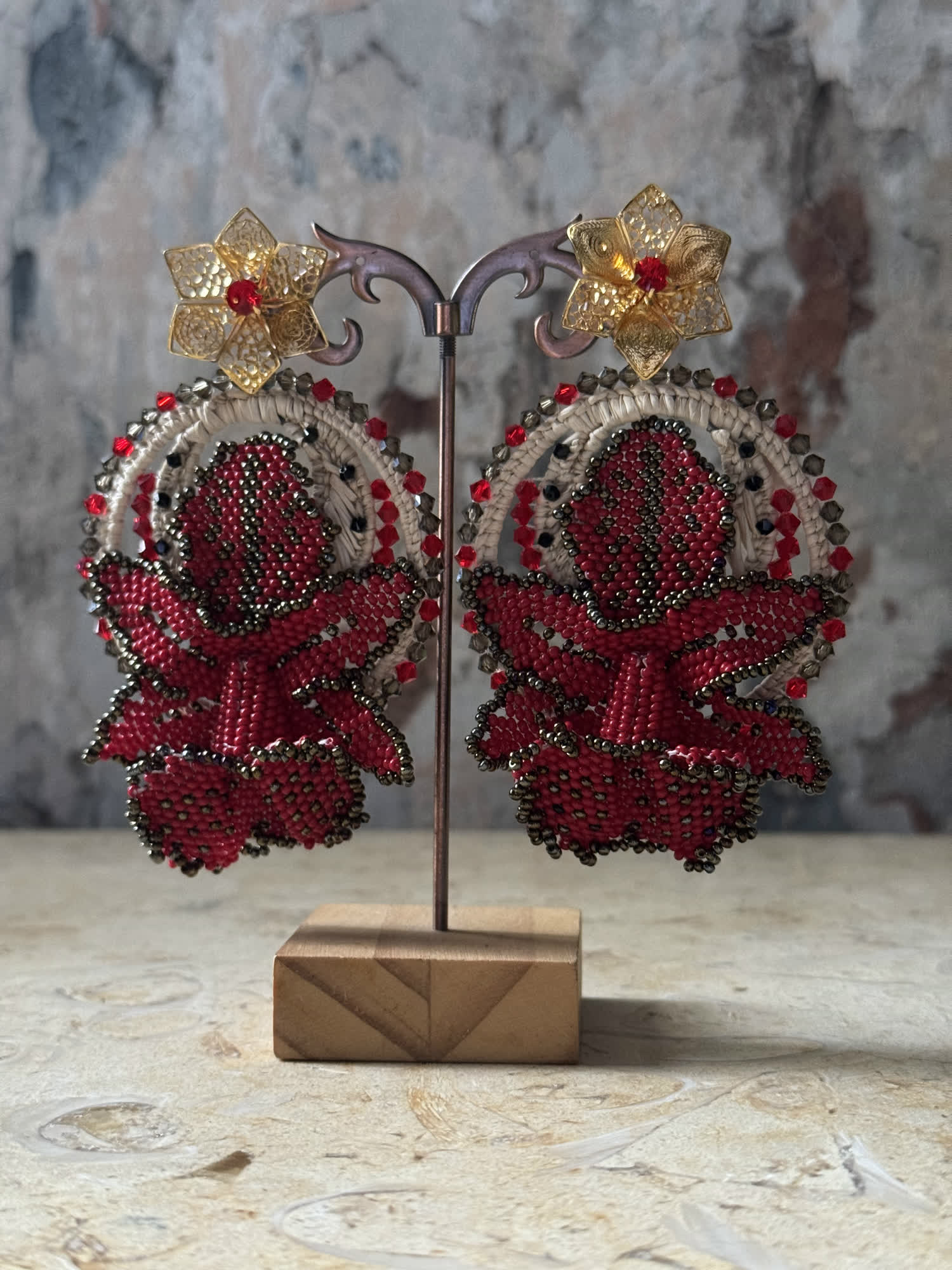 Aretes granate tejidos en mostacilla con forma de lazo y flor de filigrana