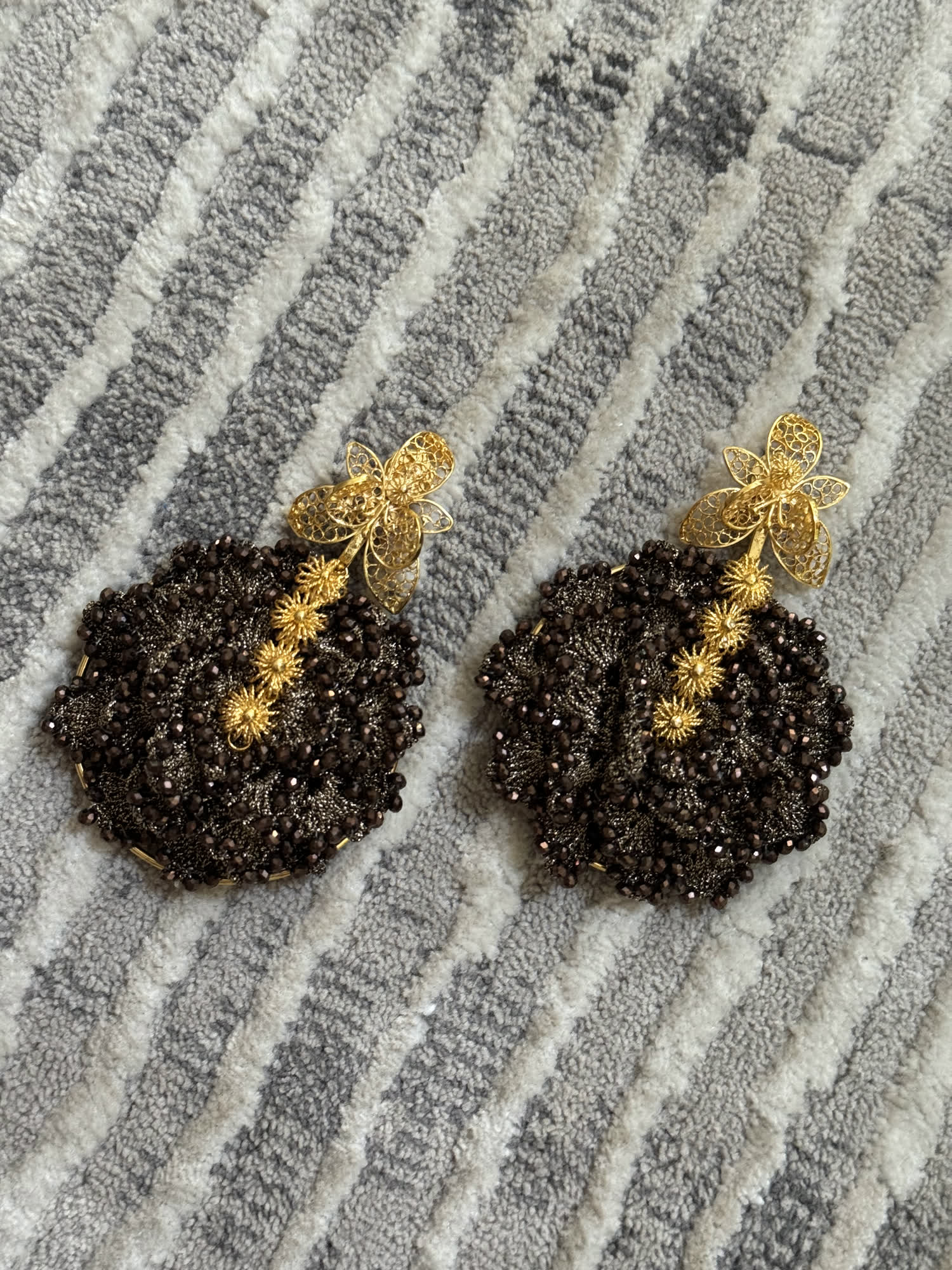 Aretes negros y dorados tejidos con flor de filigrana