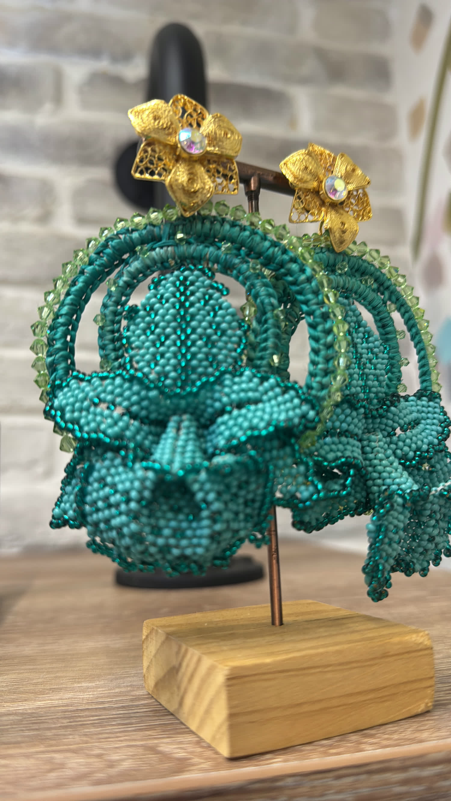 Aretes turquesa con flor tejida en mostacilla sobre aro y base de filigrana dorada