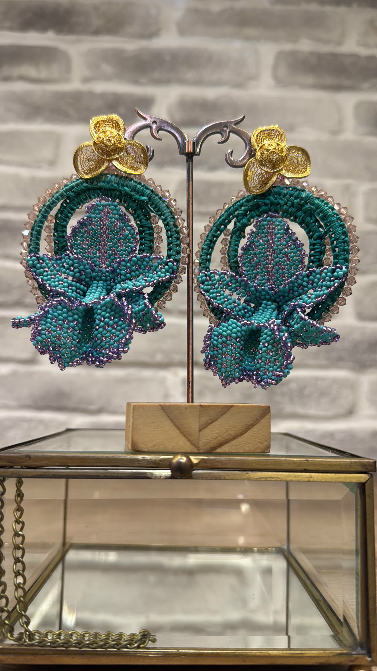 Aretes turquesa en forma de orquídea tejida en mostacilla sobre aro