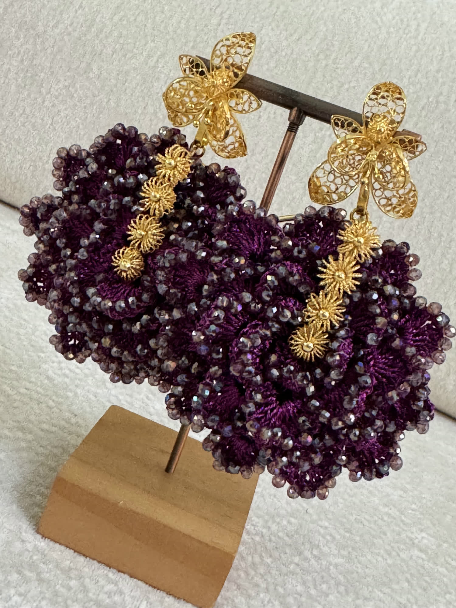 Aretes violeta tejidos en mostacilla con flores de filigrana dorada