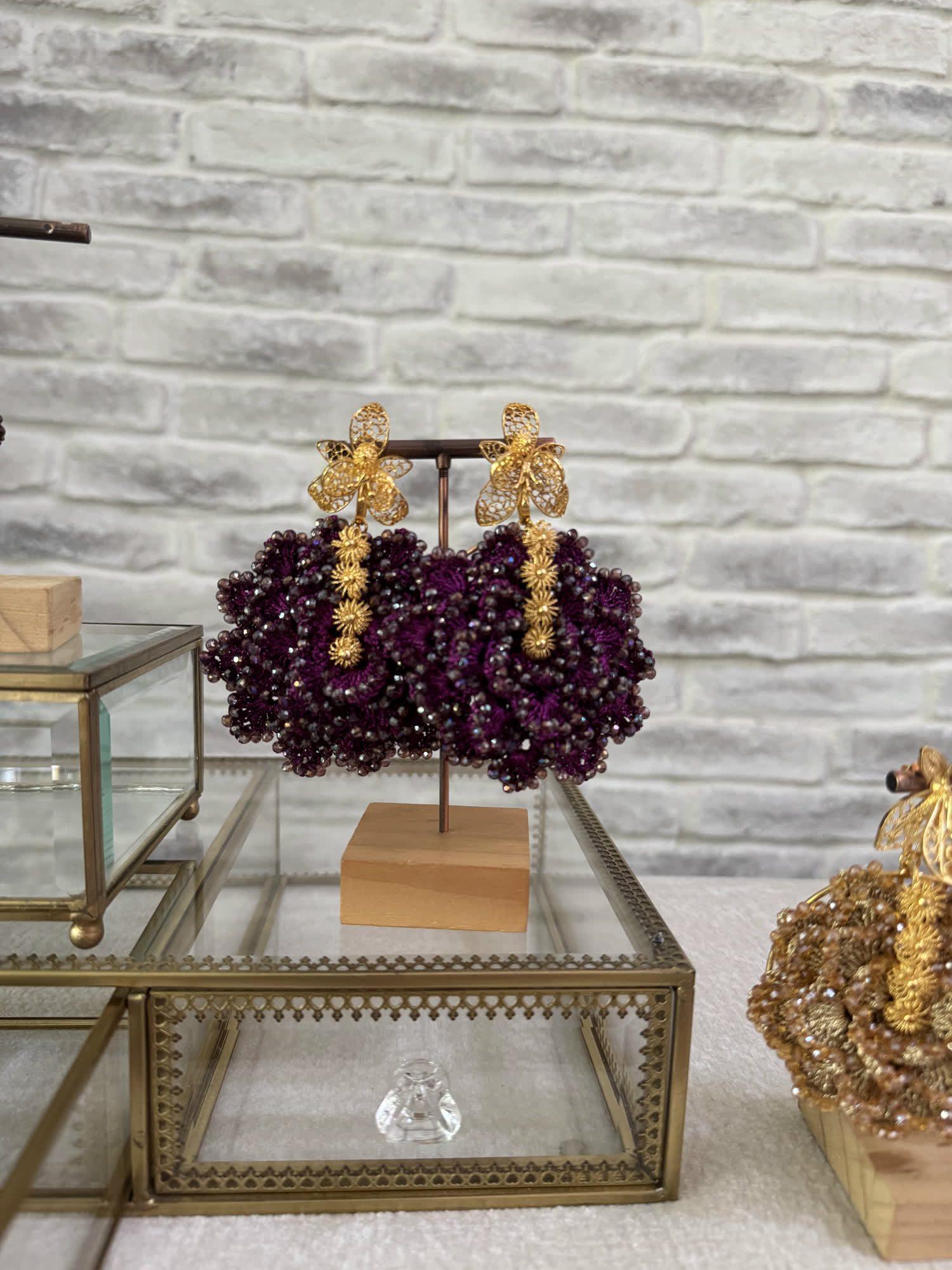 Aretes violeta en cristal y mostacilla con flor de filigrana dorada