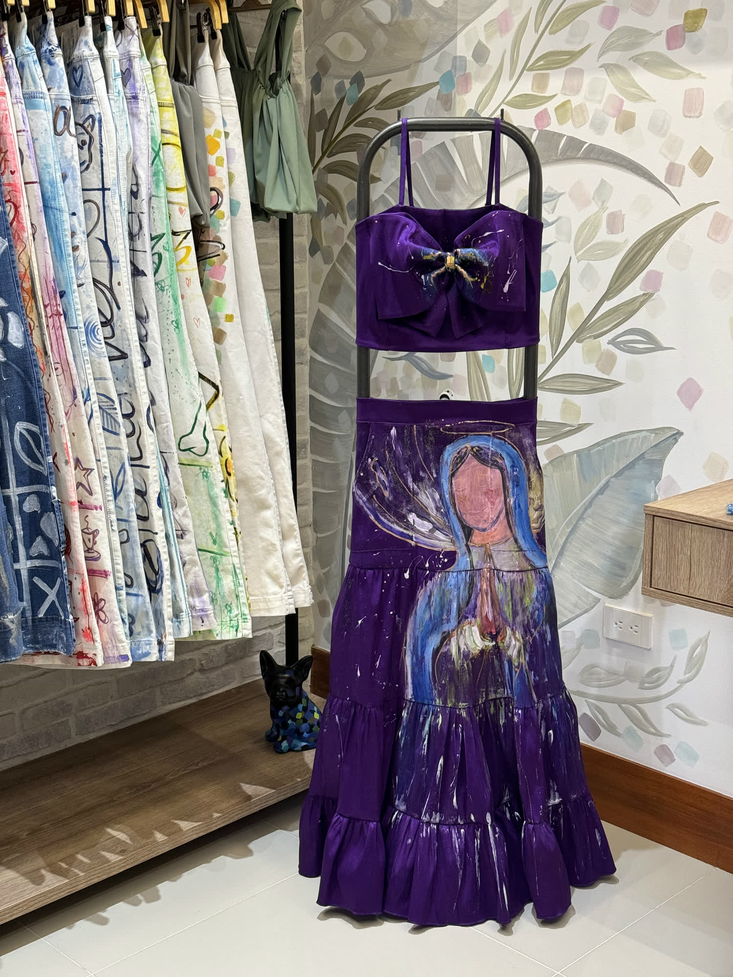 Conjunto morado con una virgen pintada a mano sobre la falda