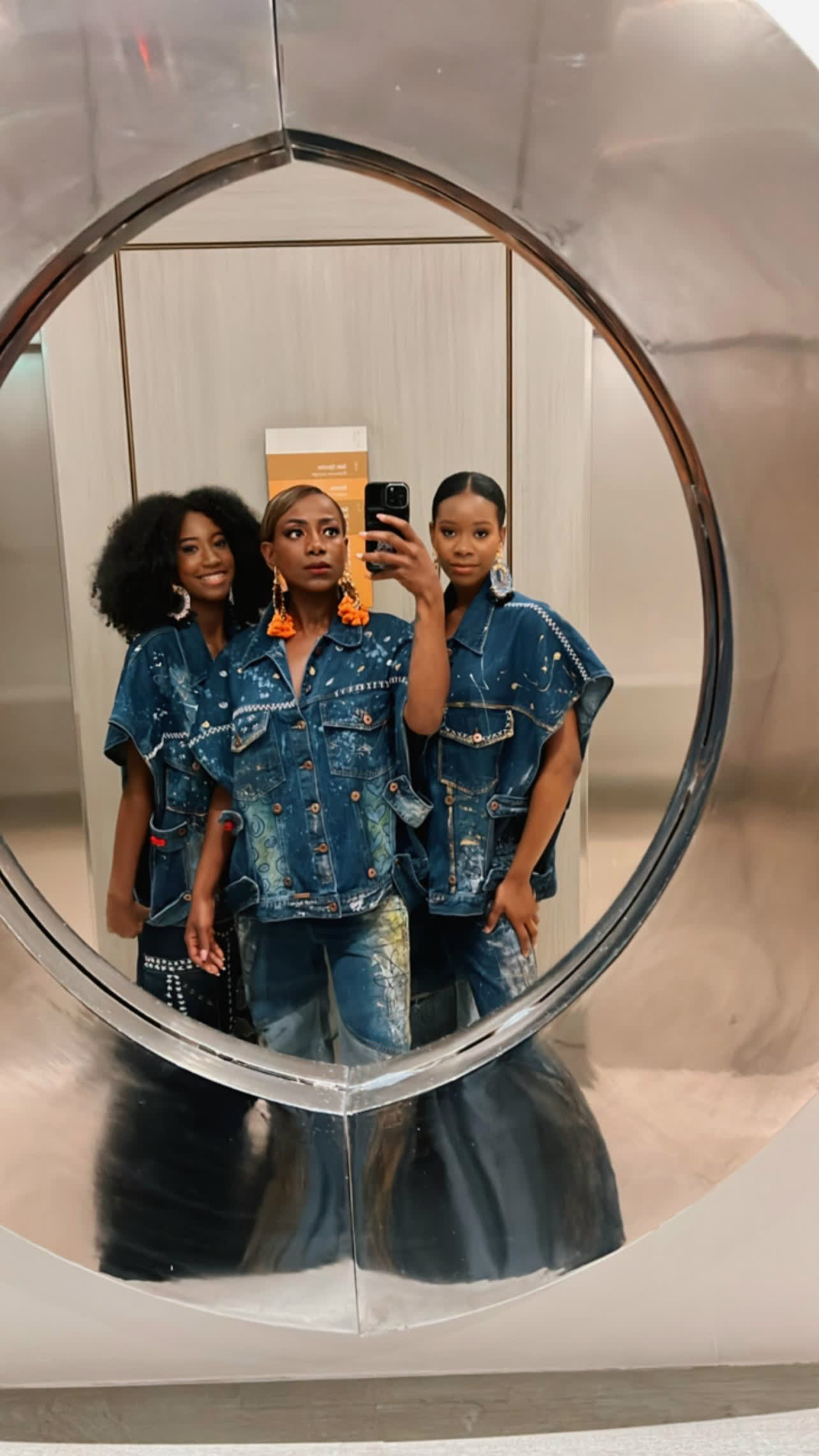 Tres modelos backstage con conjuntos de denim intervenido