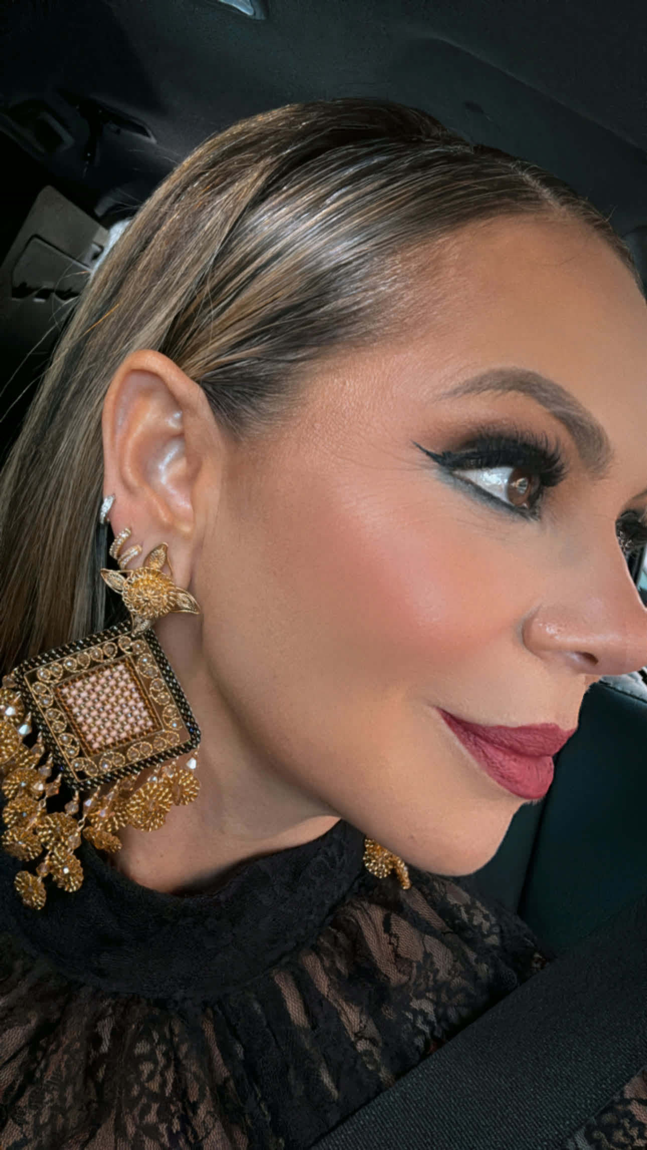 Beatriz Castrillón con aretes cuadrados de filigrana dorada con perlas