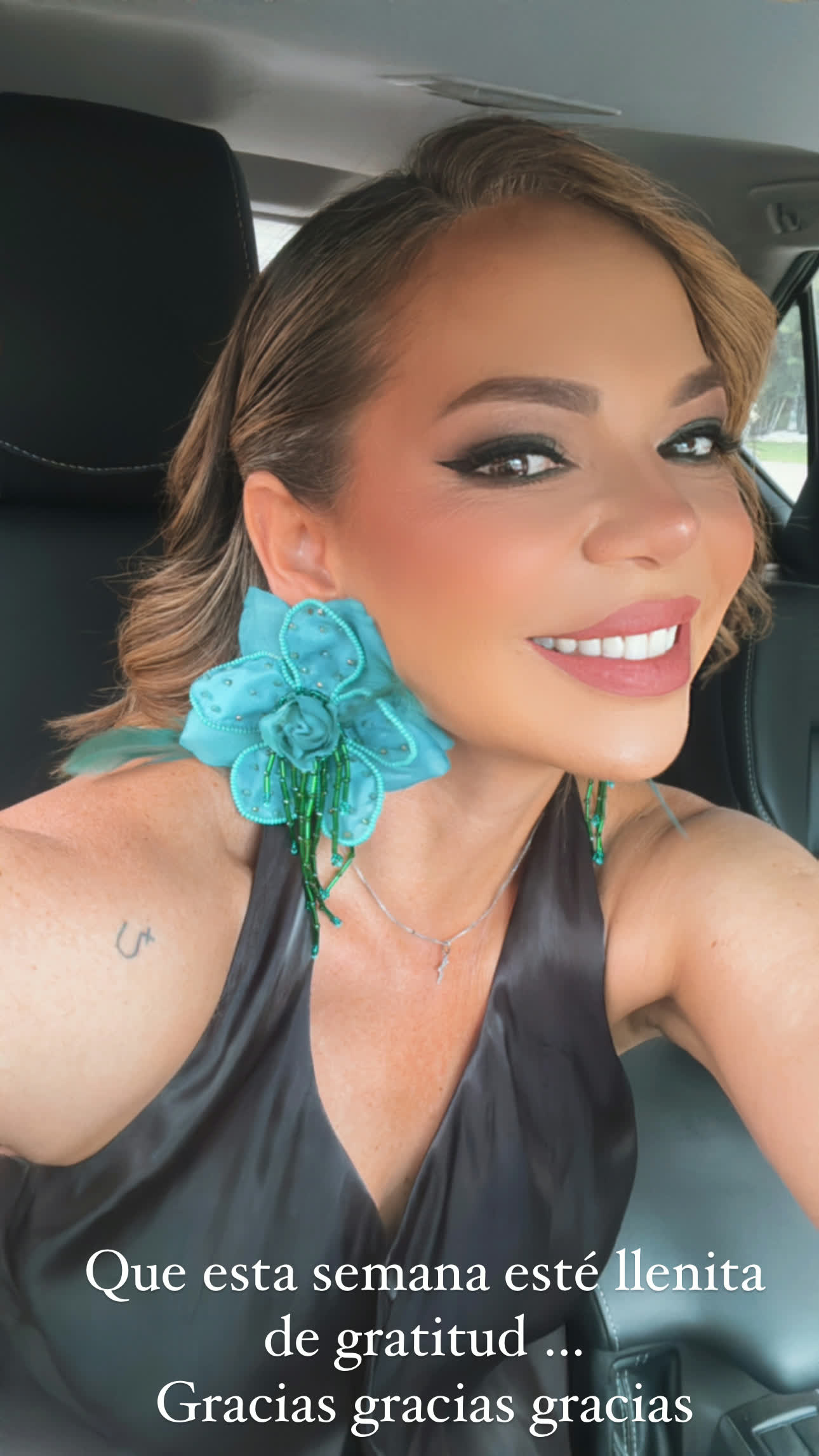 Beatriz Castrillón con un arete floral turquesa de organza y mostacilla