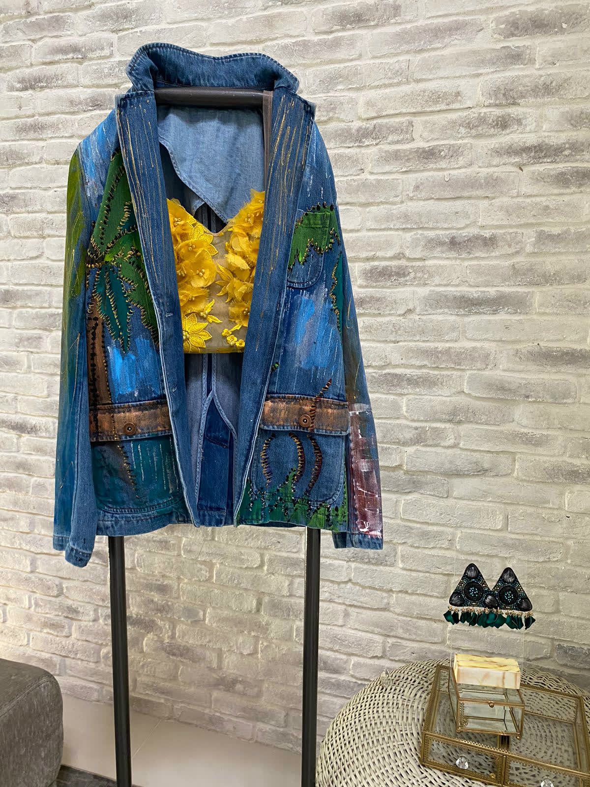 Chaqueta de denim pintada con palmeras y vegetación, con bordados y aplicaciones