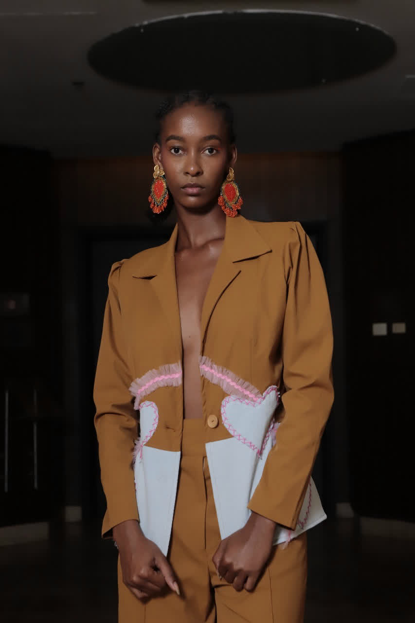 Blazer color ocre con corazones aplicados en tela cruda y ribete rosado